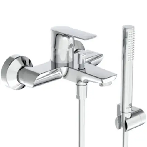 Chromene Badarmatur mit integriertem Handbrause-Set von Ideal Standard, einschließlich einer zusätzlichen Brause und einem Hebelmischer.
